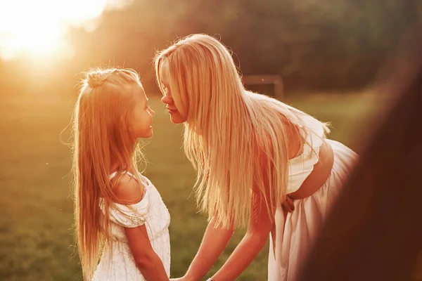 Come Give Kiss Mother Daughter Enjoying Weekend Together Walking Outdoors — Stock Photo, Image