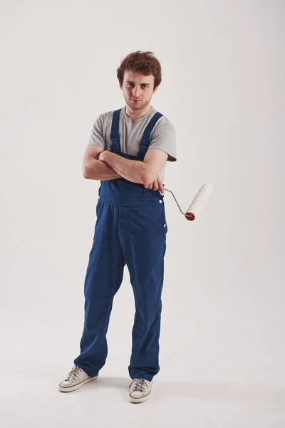 Aquí Vamos Hombre Uniforme Azul Levanta Contra Fondo Blanco Estudio — Foto de Stock