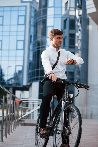 Смотри Часы Бизнесмен Формальной Одежде Черным Велосипедом Городе — стоковое фото