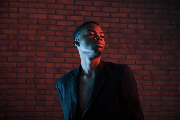 Futuristische Neonbeleuchtung Junge Afrikanisch Amerikanisch Mann Die Studio — Stockfoto