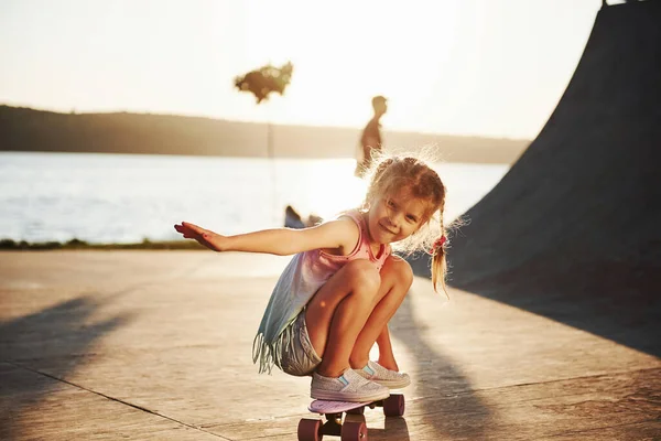 最初の試みだ 晴れた日 子供はランプでスケートを楽しんでいます 陽気な女の子 — ストック写真