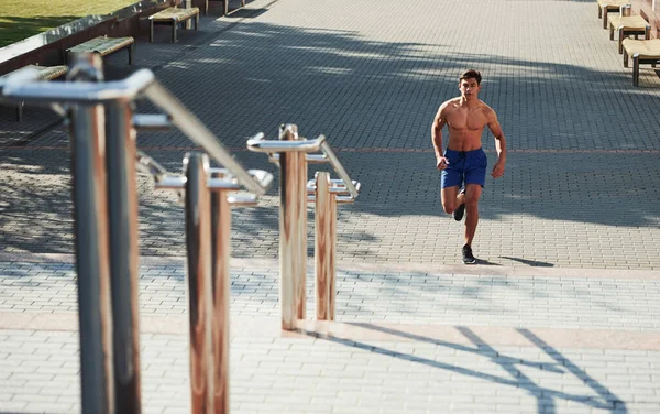 Svalnatý Muž Bez Trička Mají Fitness Den Běží Městě Dne — Stock fotografie