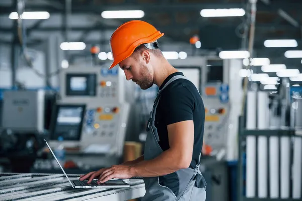 Portatile Moderno Digitando Sulla Tastiera Operaio Industriale Fabbrica Giovane Tecnico — Foto Stock