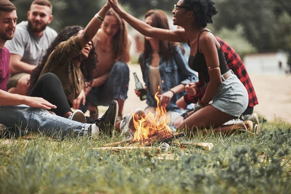 Zawsze Razem Grupa Ludzi Organizuje Piknik Plaży Przyjaciele Bawcie Się — Zdjęcie stockowe