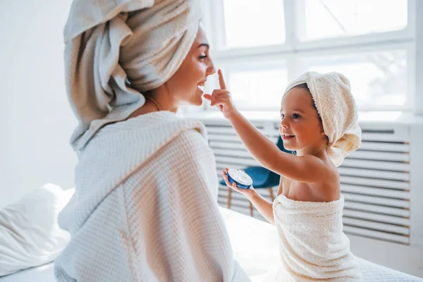 Usando Crema Pulire Pelle Giovane Madre Con Figlia Hanno Giornata — Foto Stock