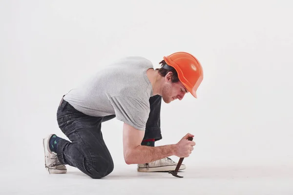 Männer Lässiger Kleidung Und Orangefarbenem Hut Haben Mit Hammer Tun — Stockfoto