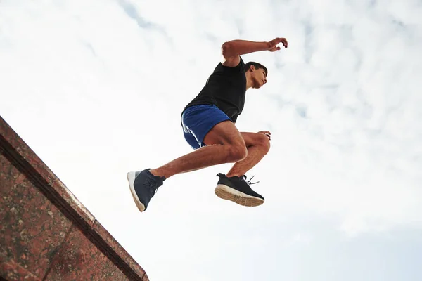 Zatažená Obloha Vzduchu Mladý Sportovní Muž Dělá Parkour Městě Slunečného — Stock fotografie