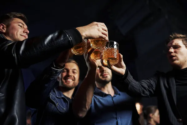 Gece Hayatı Kavramı Nsanlar Kulüpte Eğleniyor Ellerinde Alkolle — Stok fotoğraf