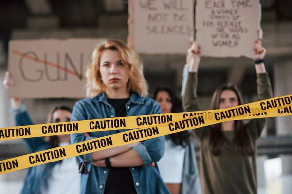 Kendine Güvenen Bir Bakış Bir Grup Feminist Kadın Dışarıda Hakları — Stok fotoğraf