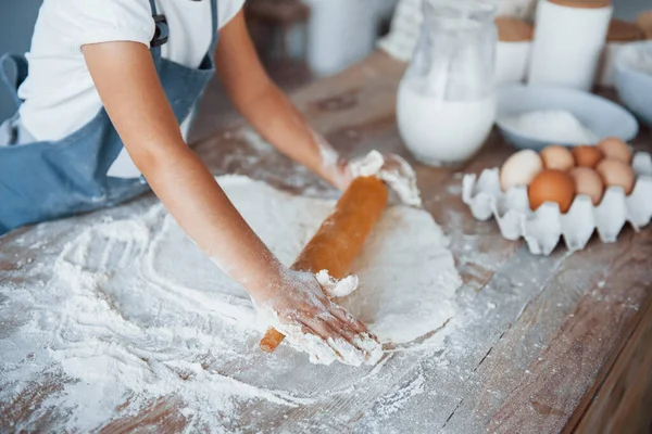 Vista Cerca Lindo Niño Uniforme Chef Blanco Preparando Comida Cocina — Foto de Stock