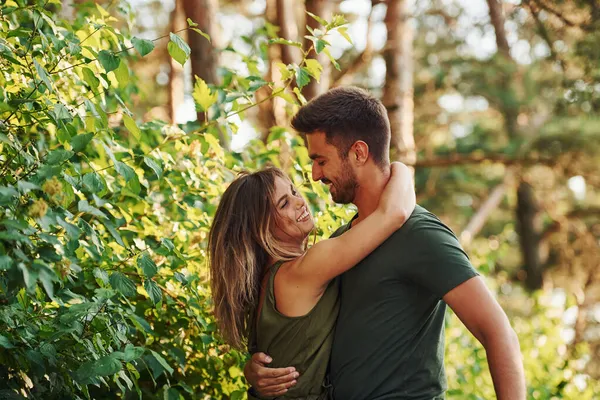 Proximidade Pessoas Belo Jovem Casal Ter Bom Tempo Floresta Durante — Fotografia de Stock