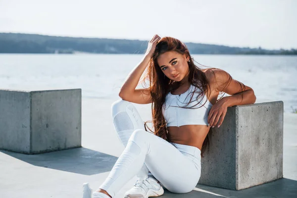 Fitness Vrouw Die Overdag Bij Het Meer Rust Prachtig Zonlicht — Stockfoto