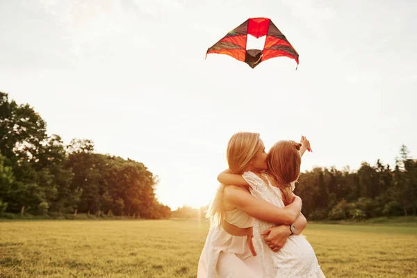 Linda Foto Familiar Madre Hija Divierten Con Cometa Campo Hermosa — Foto de Stock