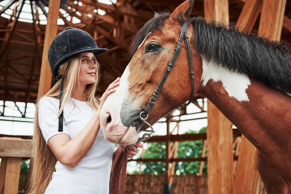 Jockey Femenino Mujer Feliz Con Caballo Rancho Durante Día —  Fotos de Stock