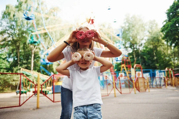 Having Fun Donuts Cheerful Little Girl Her Mother Have Good — Stock Photo, Image