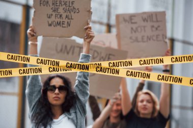 Aktif ve enerjik. Bir grup feminist kadın dışarıda hakları için protesto yapıyor..