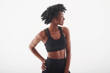 Kendine güvenen bir bakış. Stüdyoda beyaz arka planda güzel bir Afro-Amerikan kadın var..