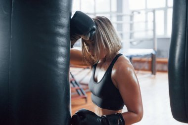 Kendini savunma dersi. Antrenmandan sonra yoruldum. Boks antrenmanı için spor salonunda dinleniyorum..