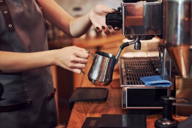 Taze içki böyle yapılır. Genç bayan kafe çalışanı içeride. İş ve hizmet kavramı.