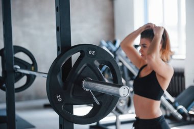 Hazırlanıyor. Hafta sonu spor salonundaki muhteşem sarışın kadının fotoğrafı..