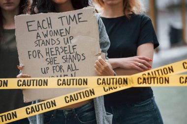 Sessiz protestocular. Bir grup feminist kadın dışarıda hakları için protesto yapıyor..