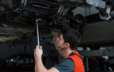 İşime konsantre oluyorum. Atölyedeki üniformalı adam modern arabanın kırık parçalarını tamir ediyor..