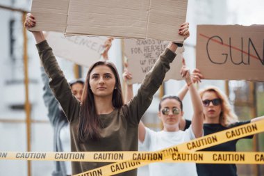 Gösteri yapmak için iyi bir gün. Bir grup feminist kadın dışarıda hakları için protesto yapıyor..