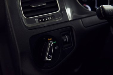 Modern arabanın içinin detaylı bir görüntüsü. Lüks ve kaliteli otomobil.