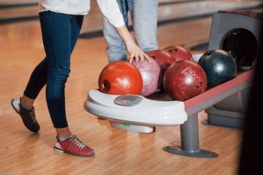 Top alıyorum. Bowling kulübündeki insanlar eğlenmeye hazır..