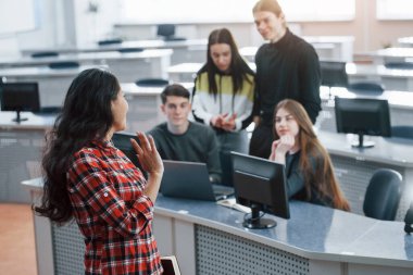 Merhaba jest. Modern ofiste çalışan günlük kıyafetli bir grup genç..
