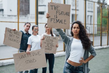 Halkın birliği. Bir grup feminist kadın dışarıda hakları için protesto yapıyor..