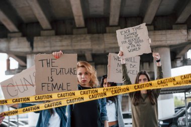 Pes etmeyeceğiz. Bir grup feminist kadın dışarıda hakları için protesto yapıyor..