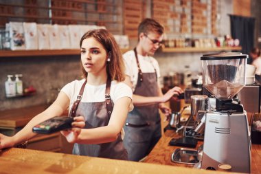 Müşteri hizmetleri. İki genç kafe çalışanı içeride. İş kavramı.
