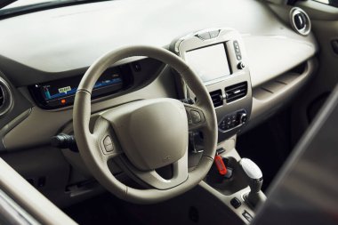 Yepyeni, modern elektrikli arabanın içinde. Parçacık görünümü. Kesilmiş fotoğraf.