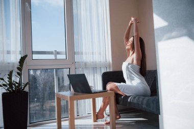 Bahar sıcağı geldi. Genç ve güzel bir kadın, sabahları odasında dizüstü bilgisayarla kanepede oturuyor..