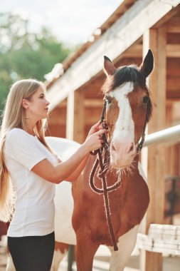 Batı kavramı. Gündüz vakti atıyla çiftlikte mutlu bir kadın.