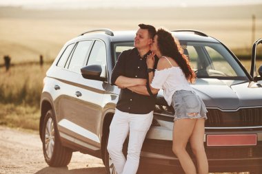 Muhteşem insanlar. Hafta sonu yeni arabalarının yanında sevimli bir çift..