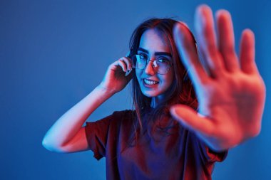 Gece kulübü. Stüdyo içeride neon ışıkla çekiliyor. Güzel bir genç kızın portresi.