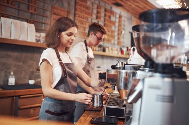 Birlikte çalışmak. İki genç kafe çalışanı içeride. İş ve hizmet kavramı.