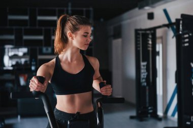 Bisikletteki aerobik. Hafta sonu spor salonundaki muhteşem sarışın kadının fotoğrafı..