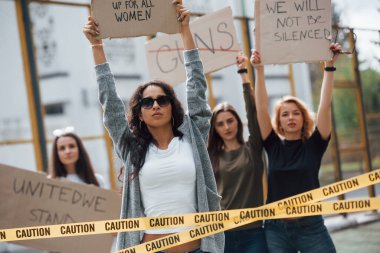 Avrupa ülkelerinde demokrasi. Bir grup feminist kadın dışarıda hakları için protesto yapıyor..