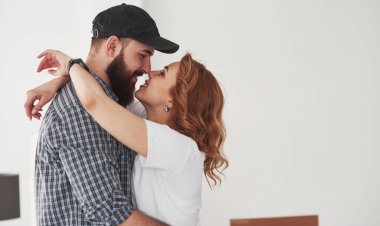 Birbirimizi öpüyoruz. Yeni evlerinde birlikte mutlu bir çift. Taşınma kavramı.