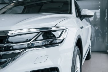 Garajda. Gündüz vakti park edilmiş modern lüks beyaz arabanın parçacık görüntüsü.