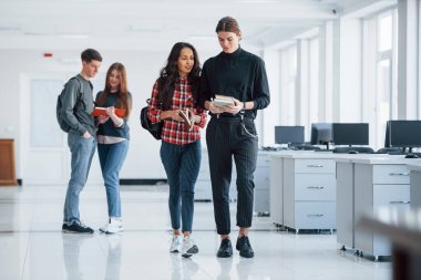 Bu notları senin için yazdım. Bir grup genç, mola zamanlarında ofiste yürüyorlar..