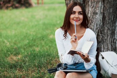 Yazar bölümü nasıl bitireceğini düşünüyor. Genç bir kadın hafta sonu geçirir ve gündüz vakti parkta oturur..