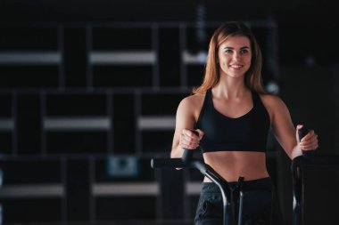 Güzel siyah beyaz bir arka plan. Hafta sonu spor salonundaki muhteşem sarışın kadının fotoğrafı..