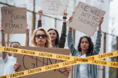 İnsanların hoşnutsuzluğu. Bir grup feminist kadın dışarıda hakları için protesto yapıyor..