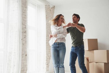 Yeteri kadar geniş. Birlikte dans etmek. Genç çift yeni evlerine taşınmalarını kutluyorlar..