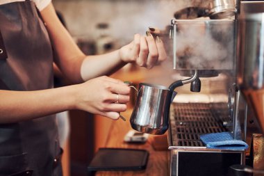 Taze içki böyle yapılır. Genç bayan kafe çalışanı içeride. İş ve hizmet kavramı.