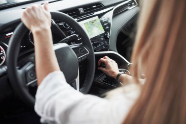 Yana dönüyorum. Güzel siyah renkli arabadaki kadın ellerine yakından bakın..